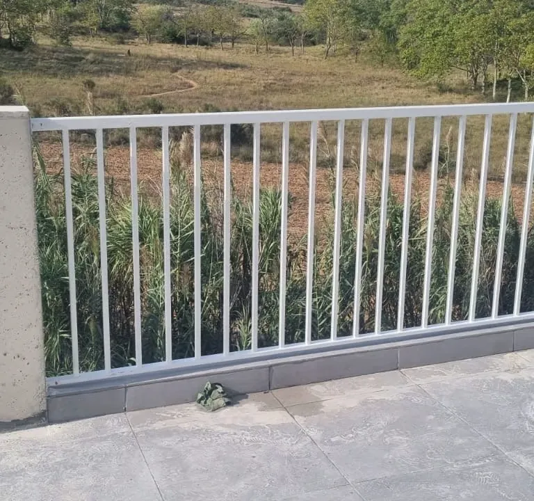 Valla metálica blanca en una finca