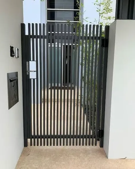 Puerta peatonal de lamas de hierro
