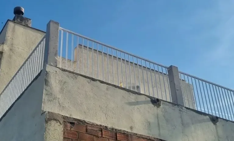 Barandilla metálica en una azotea