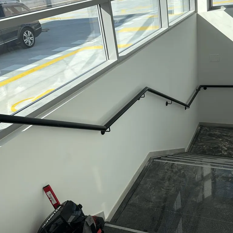 Pasamanos metálico instalado en una escalera interior